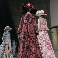 Bang Edo, begitu sapaan akrabnya, mencoba memperkenalkan batik lewat koleksi busana pengantin yang kasual. Batik motif megamendung dan sawunggaling menjadi andalannya. Foto: Rio Motret/Image Dynamics