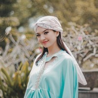 Raline Shah anggun dengan kaftan aksen cutout di dada yang terkesan modern. Foto: Dok. Instagram