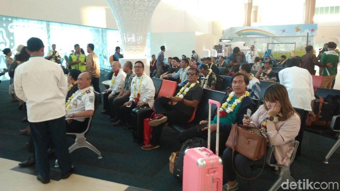 Penerbangan Perdana BIJB Lancar, Antusiasme Penumpang Tinggi