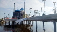 Masjid ini dibangun terapung di Pantai Losari Makassar. Hal ini yang menjadi daya tarik lain bagi wisatawan yang berkunjung ke Pantai Losari. (Ibnu Munsir/detikTravel)