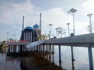 Foto: Masjid Terapung di Makassar yang Mempesona