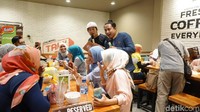 MC Melky dan Aden Bajaj pun membuat suasana restoran Warunk Upnormal semakin ramai dan meriah. Lihat saja tuh betapa bahagianya Heni dan teman-teman saat dTraktir Detikcom. Foto: Dok. detikFood