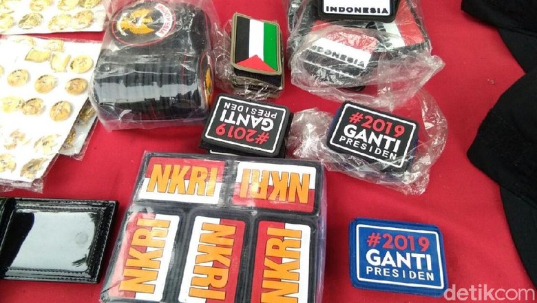 Atribut #2019GantiPresiden Dijual di Tengah Massa Demo Kedubes AS Atribut #2019GantiPresiden Dijual di Tengah Massa Demo Kedubes AS