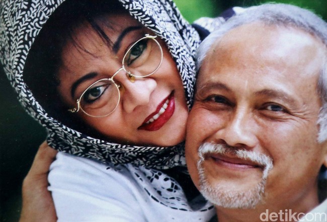 Pasangan Tutut dan Indra Rukmana telah menikah selama 46 tahun. Mereka pun selalu tampil mesra, seperti yang terlihat pada foto-foto yang dipajang di rumah mereka ini. Foto: Grandyos Zafna