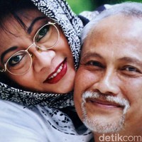 Pasangan Tutut dan Indra Rukmana telah menikah selama 46 tahun. Mereka pun selalu tampil mesra, seperti yang terlihat pada foto-foto yang dipajang di rumah mereka ini. Foto: Grandyos Zafna