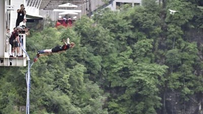 Foto: Bungee Jumping dari Jembatan Kaca Tertinggi Sedunia