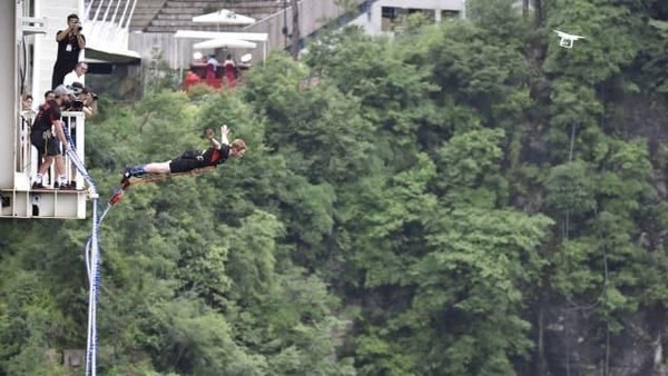 Foto: Bungee Jumping dari Jembatan Kaca Tertinggi Sedunia