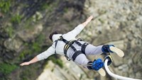 Foto: Bendungan Verzasca, Ticino, Swiss adalah satu-satunya tempat bungee jumping di mana Anda dapat menguji saraf dengan melompa di larut malam. Jangan melompat di sini jika Anda takut ketinggian atau kegelapan karena ketinggiannya 220 meter (CNN Travel)