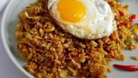 Telur setengah matang, dengan racikan nasi goreng sederhana punya @_yuri_yudishtira tetap terlihat menarik. Foto: Instagram
