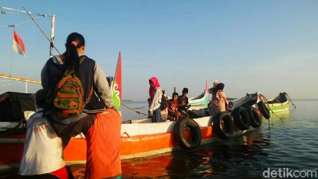 Ojek Gendong di Pelabuhan Jangkar: Tidak Seramai Tahun Lalu