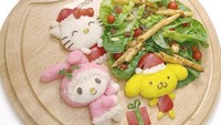 Hello Kitty dan My Melody juga tampil di atas piring kayu. Pelengkapnya salad sayuran yang segar! Foto: Instagram simsimcooking