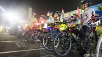 Intinya adalah bagaimana agar pesepeda selalu terlihat oleh pengguna jalan yang lain. Antara lain dengan memasang lampu dan reflektor yang memadahi. (Foto: AN Uyung Pramudiarja/detikHealth)