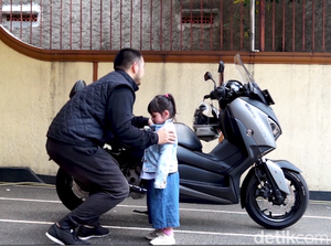 Tips Aman Membonceng Anak dengan Motor