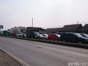 Pantura Demak Padat, Kendaraan Pemudik Antre di Pertigaan Trengguli