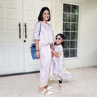 Kaftan warna pastel dengan corak motif ceria yang dikenakan Dian Sastrowardoyo cocok menjadi pilihan tampil kembar dengan anak. Foto: Dok. Instagram