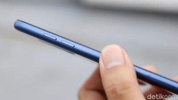 Di bagian sisi kiri akan dijumpai tombol volume. Kemudian di bawahnya ada slot untuk memasukkan SIM card, di bawahnya ada lagi untuk memasukkan SIM Card kedua serta microSD. Foto: Muhammad Ridho