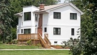 Rumah ini juga punya halaman yang luas sebagai area bermain bagi anak dan juga anjing peliharaan mereka. Istimewa/Inhabitat/Black Olive Photographic.