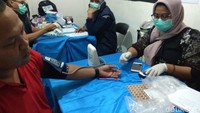 Tak hanya tes urine, pemeriksaan tensi dan pengukuran berat badan juga dilakukan. (Foto: Aisyah Kamaliah/detikHealth)