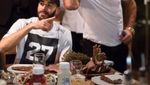 Lihat Nih Asyiknya Pesepak Bola Karim Benzema Saat Sedang Kulineran