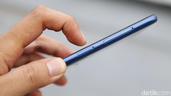 Ini tempat memasukkan kartu SIM dan microSD sampai kapasitas 400 GB di bagian sisi kiri bawah. Foto: Muhammad Ridho