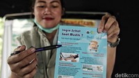 Para petugas yang bersiaga di pos layanan kesehatan ini juga memberikan tips-tips singkat mengenai cara menjaga kesehatan selama mudik kepada para pengguna bus di Terminal Tanjung Priok, Jakarta Utara.