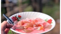 Wow terlihat sangat segar. Es selendang mayang dengan kuah sirup merah muda ditambah dengan potongan es batu sangat menggugah selera. Mau coba? Foto: Instagram @eatwithdev