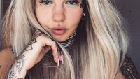 Kecanduan tato membuat Amber mentato kedua bola matanya menjadi berwarna biru. (Foto: Instagram/amber__luke) 