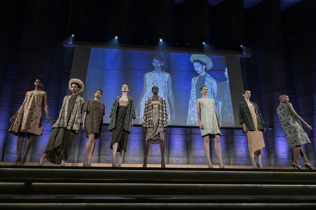 Dari segi motif, semuanya hampir sama. Perbedaannya ada di permainan warna yang cenderung cerah. Perajinnya juga menggunakan pewarna alam. Ini yang ingin kami tegaskan kepada pasar di sini, kata Oscar tentang keunikan batik khas Jawa Timur. Foto: Rio Motret/Image Dynamics