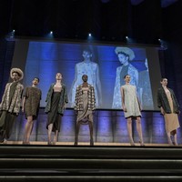 Dari segi motif, semuanya hampir sama. Perbedaannya ada di permainan warna yang cenderung cerah. Perajinnya juga menggunakan pewarna alam. Ini yang ingin kami tegaskan kepada pasar di sini, kata Oscar tentang keunikan batik khas Jawa Timur. Foto: Rio Motret/Image Dynamics