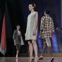 Peragaan lalu dilanjutkan dengan koleksi Oscar Lawalata. Desainer 40 tahun ini mengangkat batik dari lima daerah di Jawa Timur, seperti Trenggalek, Madura, Ponorogo, Surabaya, dan Tuban. Foto: Rio Motret/Image Dynamics