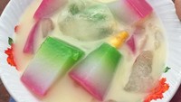 Kue diracik bersama kucuran sirup gula merah dan es batu, lalu disiram kuah santan. Rasanya manis dengan semburat rasa gurih dari pemakaian santan. Foto: Instagram @anisarahmania