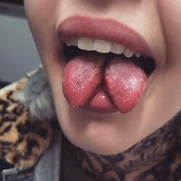 Inilah lidah Amber kini yang sudah terbelah menjadi dua. Dia mengaku prosedur untuk mengubah bentuk lidah ini cukup menyakitkan. Dia sampai tidak bisa makan berhari-hari. Foto: Instagram/Amber Luke