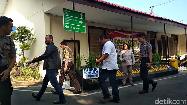 10 Mobil Petugas KPK Memasuki Mapolresta Blitar