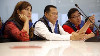 Kunjungan Bamsoet ke perusahaan BUMN kali ini didampingi Meutya Hafidz (anggota Komisi I DPR RI), Ahmad Sahroni (anggota Komisi III DPR RI), dan Mukhammad Misbakhun (anggota Komisi XI DPR RI). 