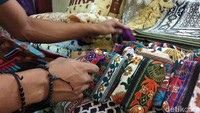 Ia mengaku jika penjualan sajadah di bulan biasa sebelum Ramadan hanya bisa terjual 3-10 sejadah saja. Itu pun untuk jenis yang paling murah.