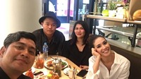 Sehabis menjalani sesi pemotretan, Marsha masih menyempatkan waktunya untuk ngumpul bareng bersama teman-teman ditemani camilan gurih. Foto: Instagram: @marshatimothy