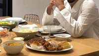 Pemilik nama lengkap Karim Mostafa Benzema ternyata suka makan. Lihat saja nih di hadapannya berjejer makanan hingga dessert yang siap disantap. Foto: Instagram @karimbenzema