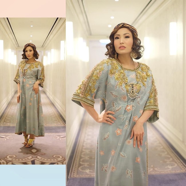 Sentuhan batik pada kaftan juga terlihat cantik. Sebaiknya pilih paduan warna yang tak terlalu mencolok atau tampilan Anda akan terlihat begitu sibuk. Permanis nuansa batik tadi dengan aksen embroidery atau beads seperti Ayu Dewi sehingga tak perlu lagi mengenakan aksesori. Foto: Dok. Instagram