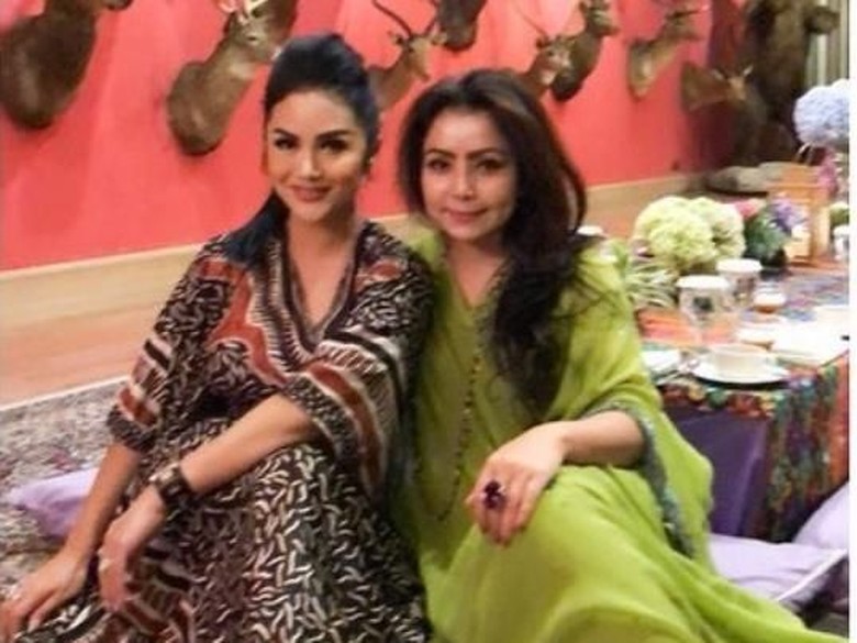 Tutup Kolom Komentar saat Foto Bareng Mayangsari, Ini Kata Krisdayanti Tutup Kolom Komentar saat Foto Bareng Mayangsari, Ini Kata Krisdayanti