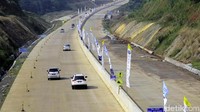 Muhib (52) pemudik asal Bogor dengan tujuan Semarang, pada detikcom saat ditemui di rest area Candiareng, Batang, Jumat (8/6) sore, membagi pengalaman tahun ini masuk jalur tol fungsional. Menurutnya, bila dibandingan tahun lalu, jalur tol fungsional tahun ini lebih bagus dan tanpa debu.