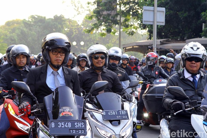 Kini, sepeda motor tidak hanya sebagai sarana transportasi harian semata. Konsumen dan pengendara telah menjadikan sepeda motor sebagai bagian dari gaya hidup dan identitas diri. Hal ini terjadi pada penggemar skutik premium Honda PCX yang menyesuaikan penampilan dengan model elegan yang diusung Honda PCX.