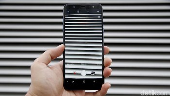 Samsung turut membekali Galaxy A6 dengan baterai 3.000 mAh. Untuk Galaxy A6+ punya baterai berkapasitas 3.500 mAh. Kedua ponsel ini dilengkapi asisten digital Bixby dan tata suara Dolby Atmos. Selain itu, ada fitur face recognitiondan sensor sidik jari. Foto: Muhammad Ridho