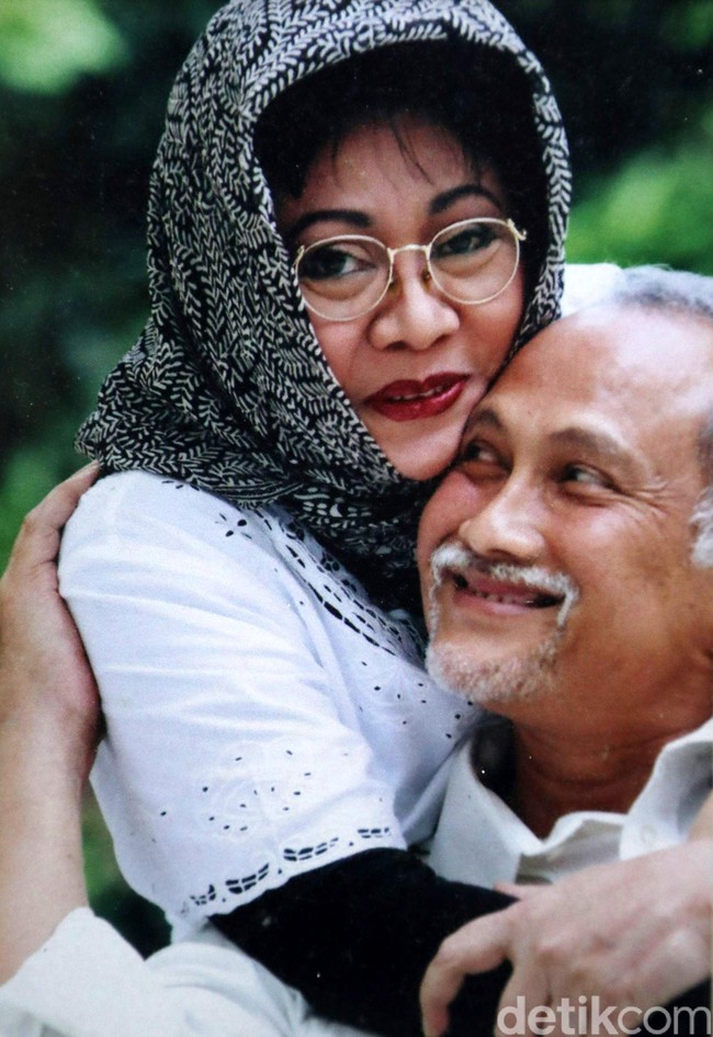 Di usia senja, Siti Hardijanti Hastuti atau biasa disapa Mbak Tutut (69 tahun) masih tampak mesra dengan sang suami, Indra Rukmana. Berbeda dengan kisah rumah tangga adik-adiknya yang pernah diwarnai perceraian dan orang ketiga. Foto: Grandyos Zafna