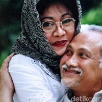 Di usia senja, Siti Hardijanti Hastuti atau biasa disapa Mbak Tutut (69 tahun) masih tampak mesra dengan sang suami, Indra Rukmana. Berbeda dengan kisah rumah tangga adik-adiknya yang pernah diwarnai perceraian dan orang ketiga. Foto: Grandyos Zafna