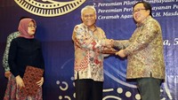 Menteri PPN/Kepala Bappenas Bambang Brodjonegoro meresmikan layanan pengelolaan zakat penghasilan/gaji ASN di lingkungan Kementerian PPN/Bappenas. Istimewa/Kementerian PPN.