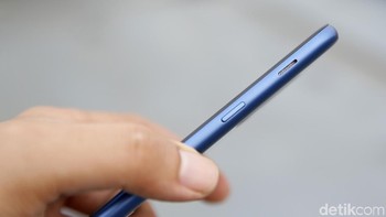 Bagian kanan Galaxy A6+ memiliki speaker dan tombol power. Foto: Muhammad Ridho