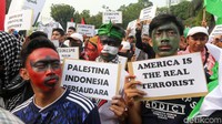 Massa pendemo itu memadati ruas Jl Medan Merdeka Selatan, Jakarta Pusat. Akibatnya lalu lintas di sekitar lokasi macet.