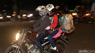 Pemudik Sepeda Motor Mulai Melintasi Kalimalang