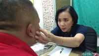 Pengemudi dicek melalui mata. Menurut dr Shilvya, orang yang menggunakan stimulan contohnya kokain atau sabu maka pupilnya akan mengecil, sementara pengguna depresan misalnya benzodiapin justru pupilnya akan melebar. (Foto: Aisyah Kamaliah/detikHealth)