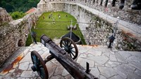 Terakhir, tak kalah uniknya ada lapangan bola yang berlokasi di dalam kastil. Lapangan ini berada di dalam kompleks Royal Old Town di Kota Vranduk, Bosnia Herzegovina. (Dado Ruvic/Reuters)